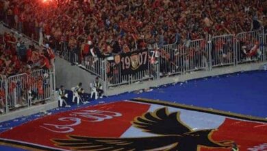 بالفيديو | جمهور الأهلي يُضيء ملعب برج العرب عند الدقيقة 74 في مشهد مؤثر