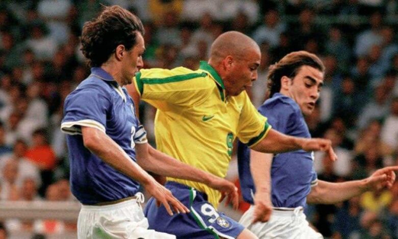 رونالدو محاصر بين كانافارو ومالديني في مباراة البرازيل وايطاليا (صور: Getty)