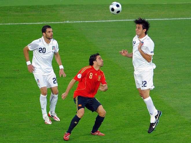لاعب وسط إسبانيا تشافي هيرنانديز أمام إيطاليا في ربع نهائي كأس أمم أوروبا 2008 (صور: Getty)