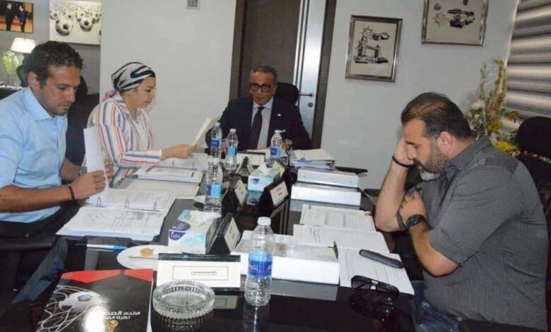 اجتماع محمد فضل مع رئيس اللجنة الخماسية للاتحاد المصري لكرة القدم عمرو الجنايني (صور: EFA)