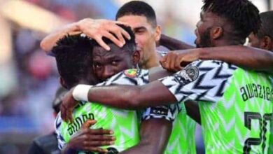 لاعبو نيجيريا يحتفلون بالفوز على منتخب بنين فى تصفيات أفريقيا (صور:Google)