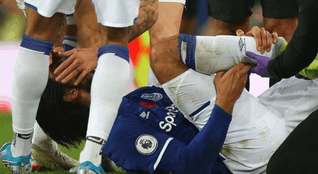 اصابة آندريه جوميش لاعب إيفرتون في مباراة توتنهام (صور: Getty)