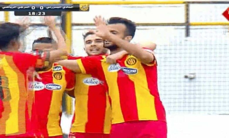 طه ياسين الخنيسي يحتفل مع لاعبي الترجي (صور: TV)