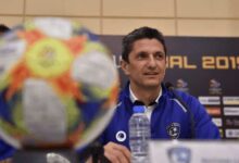 رازفان لوشيسكو في المؤتمر الصحفي التقديمي لمباراة ذهاب نهائي دوري ابطال اسيا بين الهلال السعودي وأوراوا الياباني (صور: AFP)