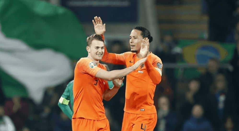 ممفيس ديباي يحتفل مع فان دايك بالتأهل إلى يورو 2020 بعد التعادل مع آيرلندا الشمالية (صور: Getty)