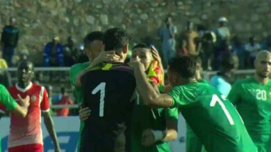 فيصل فجر يحتفل مع زملائه في منتخب المغرب بالفوز على بوروندي بثلاثة أهداف نظيفة في تصفيات امم افريقيا (صور: beIN Sports)