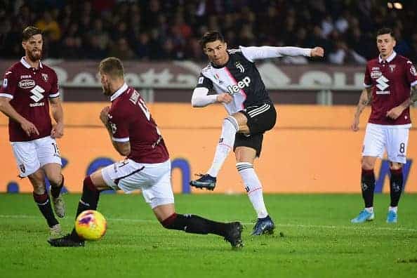 رونالدو لاعب اليوفي يسدد الكرة فى تورينو على ملعب أولومبيكو دي تورينو فى الدوري الايطالي (صور:Getty)