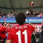 محمد صلاح يحصل على علم مصر من أحد المشجعين في نهائي مونديال الاندية 2019 (صور: Getty)