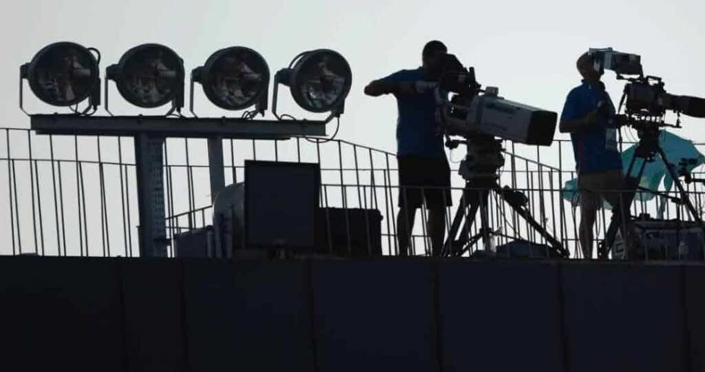 كاميرا النقل التلفزيوني أعلى مدرجات ستاد السلام في القاهرة (صور: Getty)