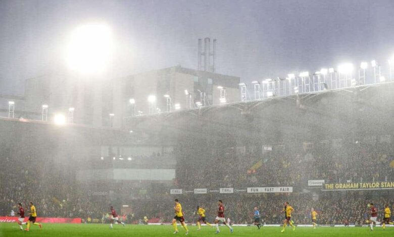 أمطار في ملعب واتفورد (صور: Getty)