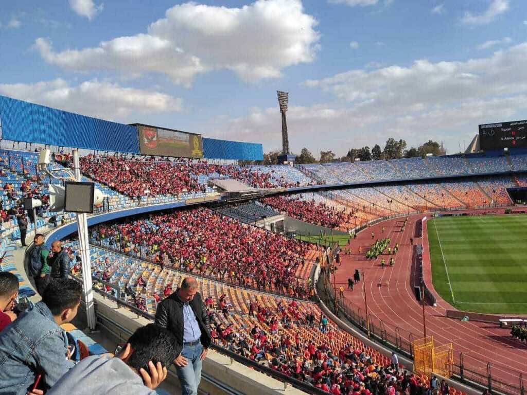 جمهور الأهلي في ستاد القاهرة قبل ساعات من مباراة صنداونز في ذهاب ربع نهائي دوري أبطال أفريقيا ٢٠٢٠ (صور: تويتر)