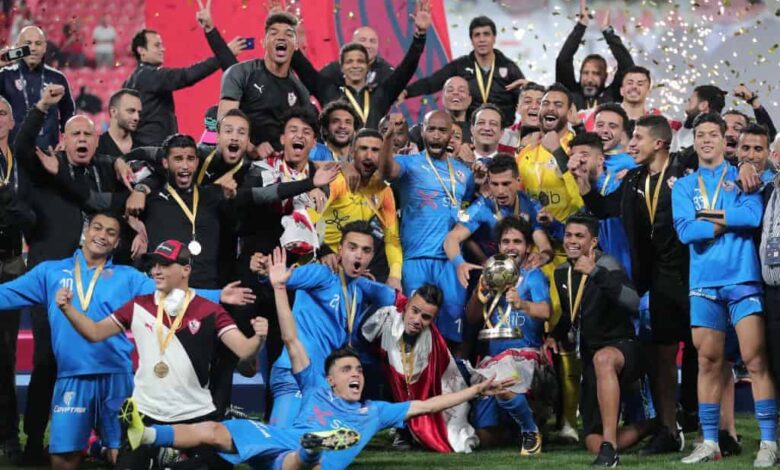 لاعبو الزمالك يحتفلون بالتتويج بكأس السوبر المصري 2019 على حساب الأهلي في الإمارات (صور: Getty)