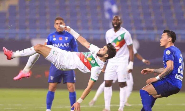وليد أزارو يحاول تسديد الكرة من ضربة خلفية مزدوجة في مباراة الهلال (صورة: Twitter)