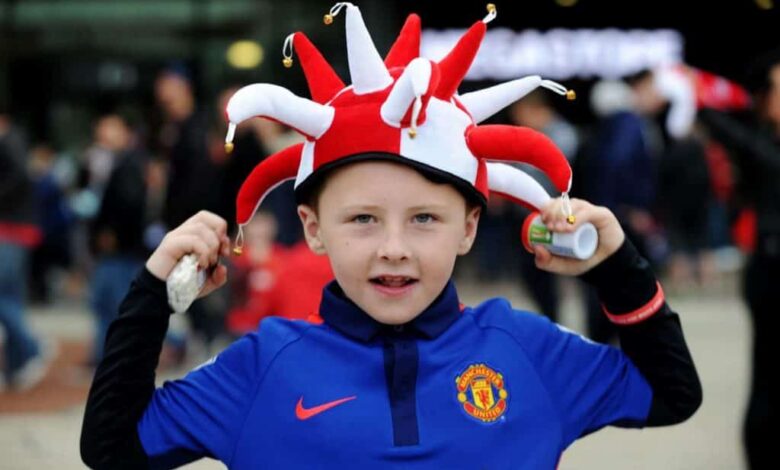 صورة لأصغير مشجعي فريق مانشستر يونايتد من امام ملعب اولد ترافورد (صورة :manchesterevening)