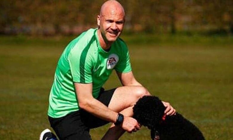 الحكم الإنجليزي "أنتوني تايلور" يترك صافرته ويعمل كممرض لإنقاذ مُصابي فيروس "كورونا"