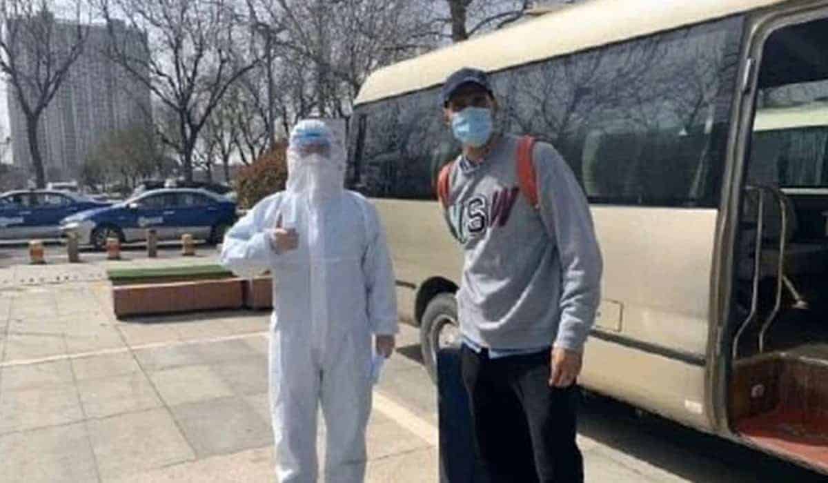 صورة مغادرة مروان فيلايني مستشفي جينان الصينية بعد تعافية من فيروس كورونا