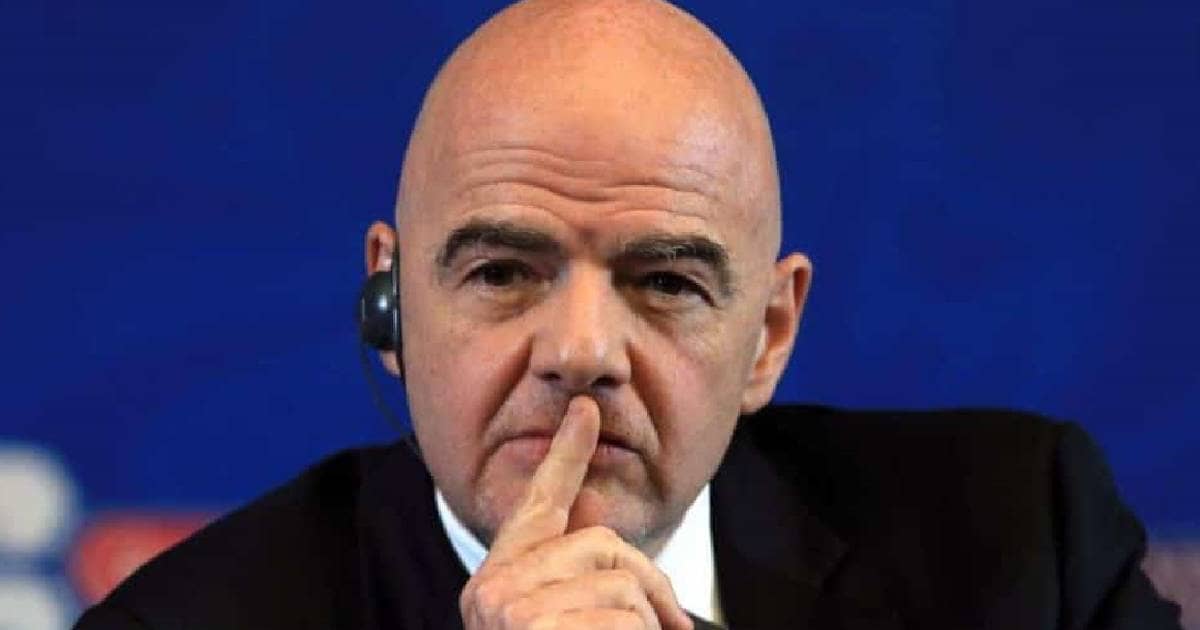 رئيس الفيفا يُعبر عن غضبه من سؤال “متى تعود كرة القدم”؟