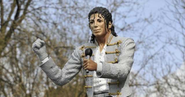 أين اختفى تمثال مايكل جاكسون - تمثال مايكل جاكسون خارج ملعب كرافن كوتيج التابع لنادي فولهام اللندني