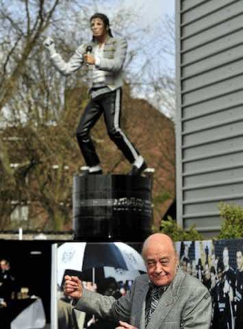 أين اختفى تمثال مايكل جاكسون - رجل الأعمال المصري مالك نادي فولهام الإنجليزي السابق "محمد الفايد" مع تمثال مايكل جاكسون خارج ملعب كرافن كوتيج