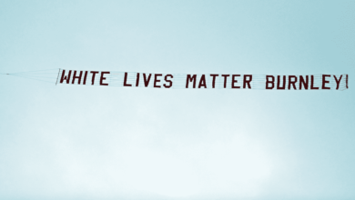 طائرة تحلق فوق ملعب مباراة مانشستر سيتي وبيرنلي برسالة عنصرية حياة البيض مهمة يا بيرنلي - صور AFP