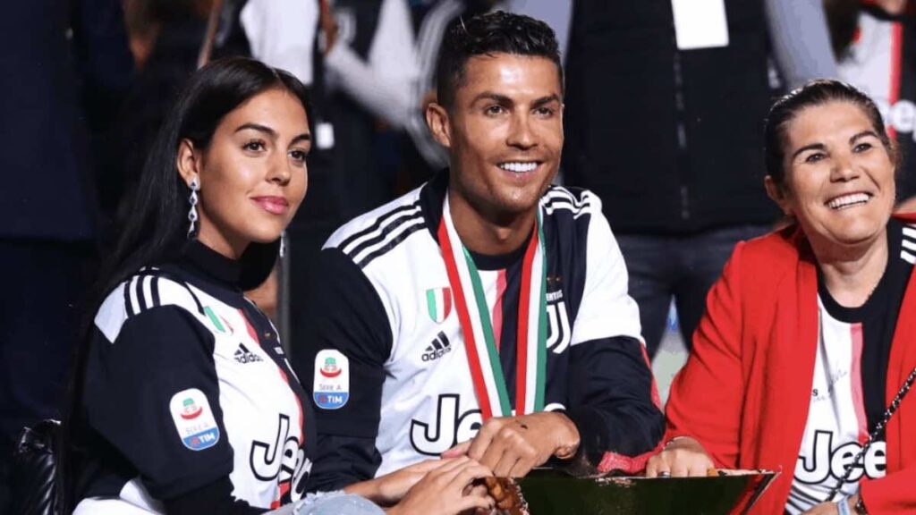 كريستيانو رونالدو يدخل التاريخ كأول من ربح مليار دولار من كرة القدم