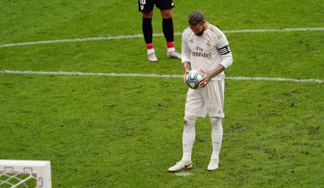 سيرجيو راموس يستعد لتنفيذ ركلة الجزاء فى مباراة ريال مدريد وبلباو بالدوري الاسباني (صور:AFP)