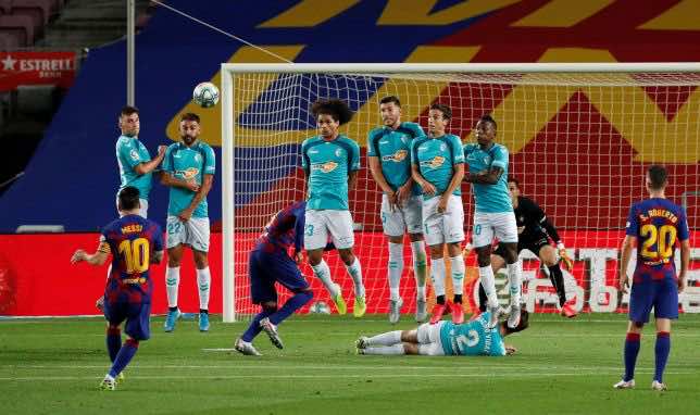 هدف ميسي فى مباراة الخسارة امام اوساسونا فى الدوري الاسباني (صور:AFP)