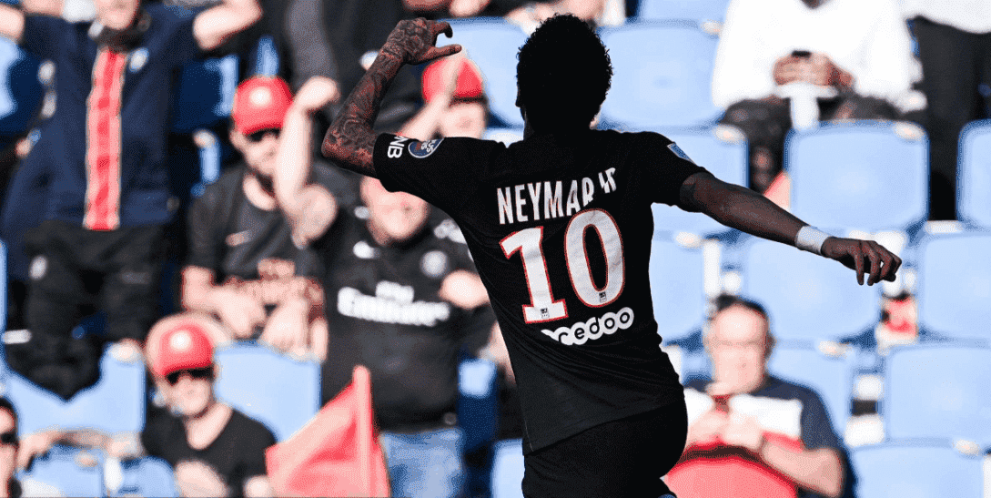 نيمار يحتفل بأحد أهدافه في مباراة باريس سان جيرمان ولوهافر الودية التي انتهت بنتيجة 9-0 في حضور 5 آلاف مشجع لأول مرة في زمن كورونا