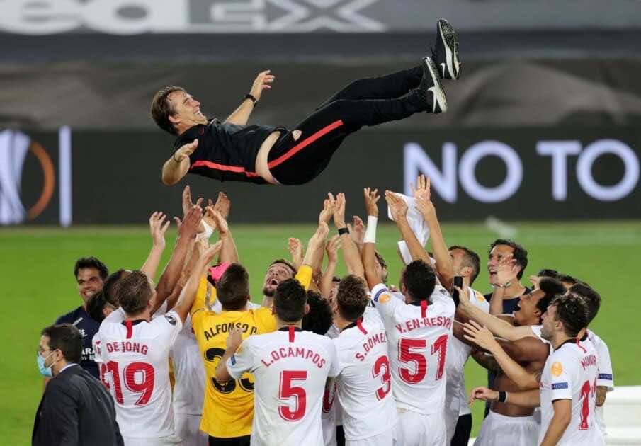 فرحة لاعبي اشبيلية بالفوز على الانتر والتتويج باللقب السادس بالدوري الاوروبي (صور:AFP)