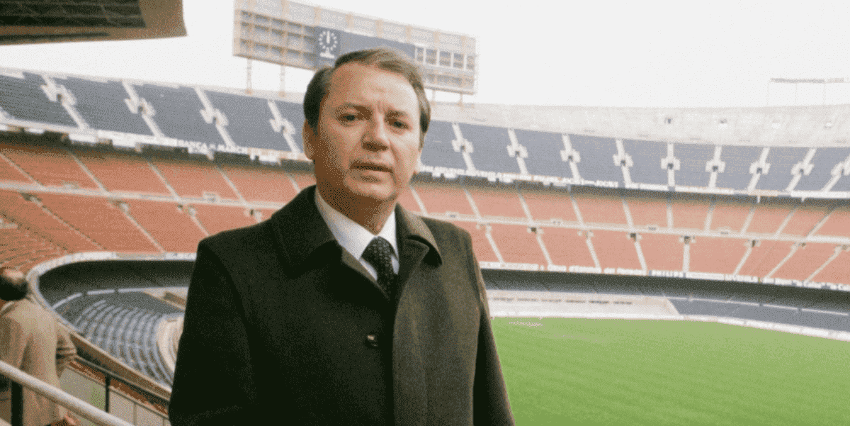 أفضل رئيس في تاريخ برشلونة جوزيب لويس نونيز بعد اشرافه على توسيع ملعب كامب نو عام 1982 - صور Getty