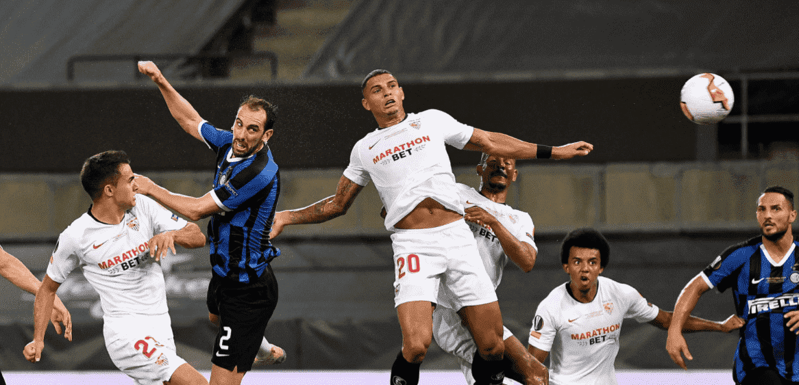 دييجو جودين يهرب من دييجو كارلوس ويسجل هدف في نهائي الدوري الاوروبي 2020 بين الإنتر واشبيلية