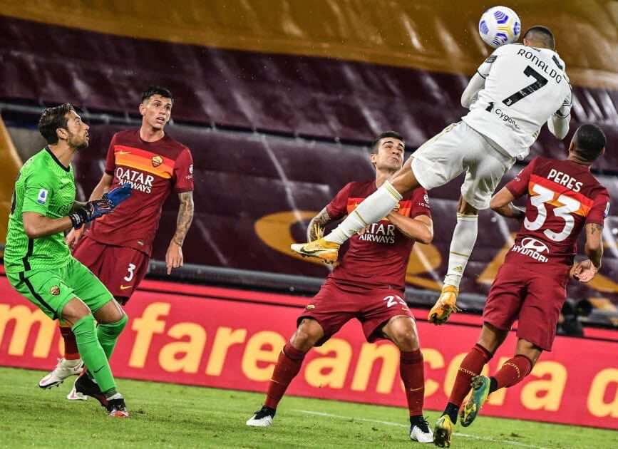 أرتقاء رونالدو المذهل أمام روما بالدوري الإيطالي وتعادل مثير مع روما بملعب الألومبيكو - صور Afp