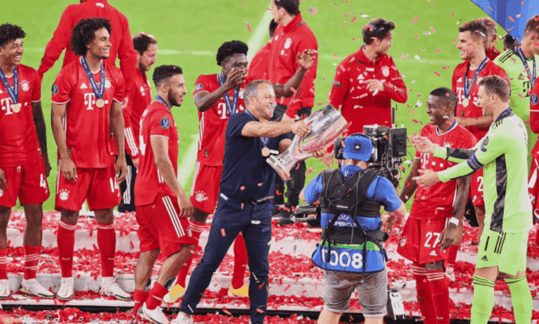 هانز فليك واحتفالات بايرن ميونخ كأس السوبر الأوروبي 2020 - AFP