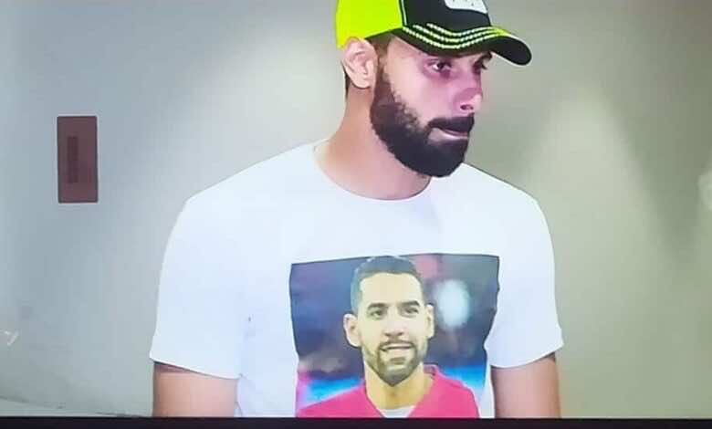 محمود جنش يرتدي قميص مطبوع عليه صورة مؤمن زكريا ، لدعمه في محنته الصحية