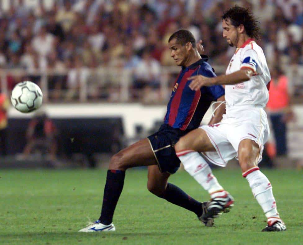 بابلو ألفارو بقميص إشبيلية في صراع على الكرة مع لاعب برشلونة السابق ريفالدو