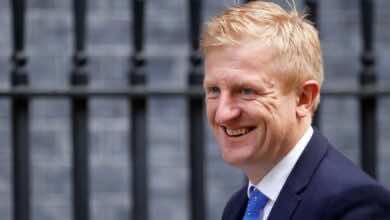 وزير الرياضة البريطاني ينتقد خطة إعادة هيكلة الدوري الممتاز