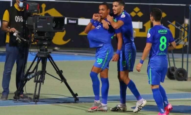 سفيان بن دبكة لاعب الفتح يحتفل على طريقته الخاصة بعد تسجيل الهدف فى شباك النصر بالدوري السعودي (صور:twitter)