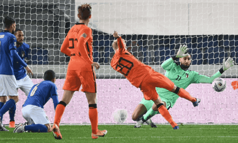 فان دي بيك يسجل هدف بتصويبة صاروخية في مباراة ايطاليا وهولندا في دوري الأمم الأوروبية 2021/2020