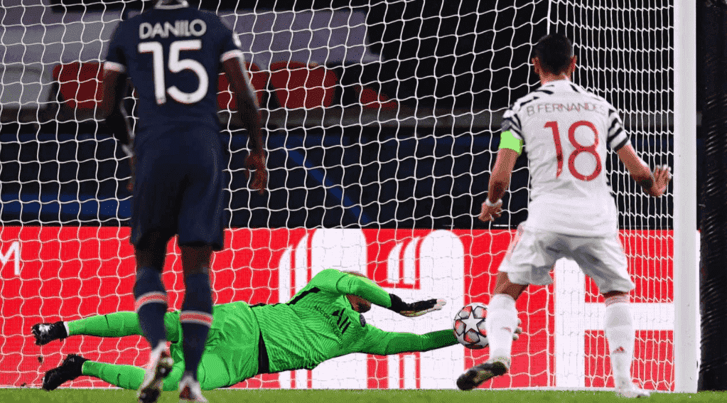 كيلور نافاس يتصدى لركلة جزاء من برونو فيرنانديز والحكم يقوم باعادتها