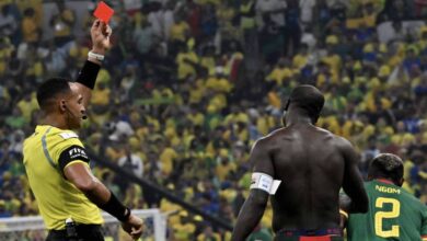 طرد فينسينت أبو بكر بعد احتفاله بخلع القميص بعدما سجل هدف فوز الكاميرون على البرازيل في مونديال 2022