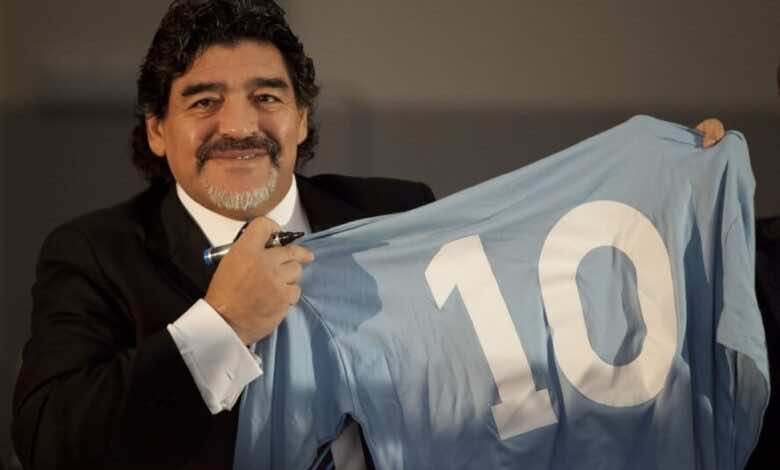 مارادونا يحمل القميص رقم 10 الأسطوري في نادي نابولي