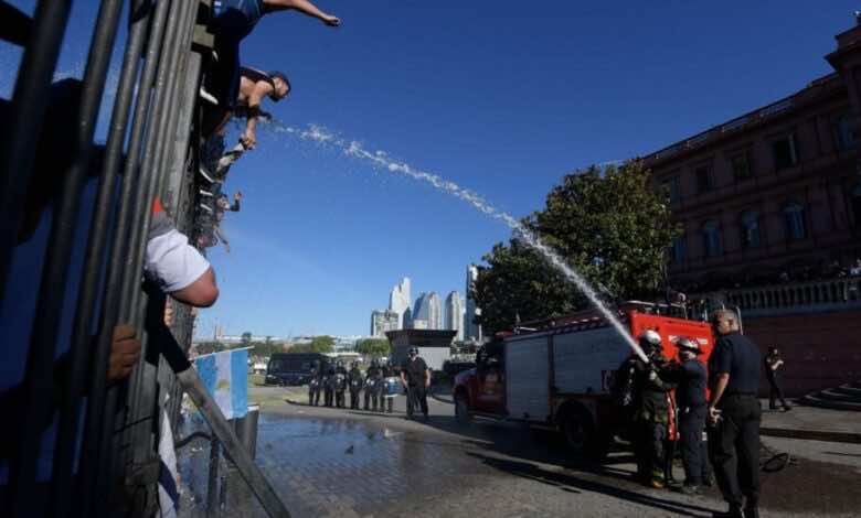 محبو مارادونا يقتحمون القصر الرئاسي الأرجنتيني لإلقاء نظرة الوداع