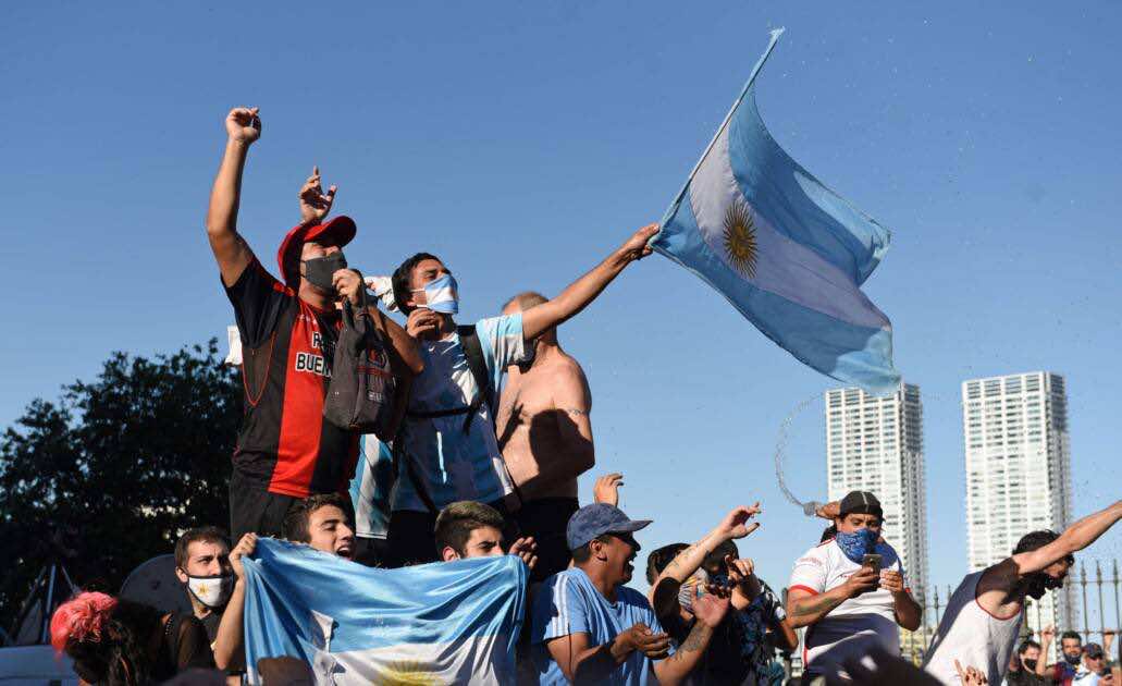 الأرجنتين تبكي مارادونا "الأقرب إلى البشر بين الآلهة" - صور Reu