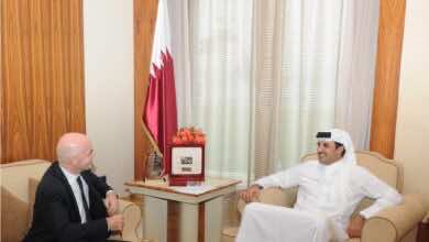 أمير قطر يبحث مع إنفانتينو تطورات استضافة كأس العالم 2022