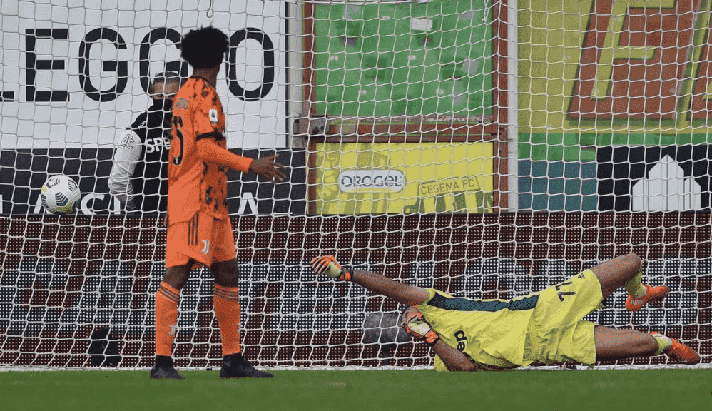 هدف سبيزيا للاعب ميلان توماسو بوبيجا في مرمى حارس يوفنتوس بوفون في الدوري الايطالي - صور AFP