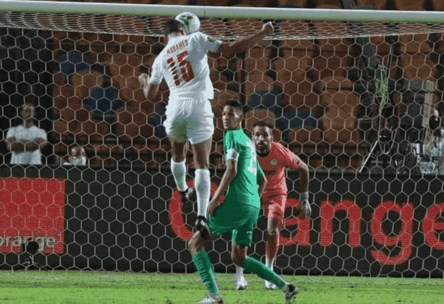 مصطفى محمد يتغلب على بدر بانون في إياب نصف نهائي دوري أبطال أفريقيا بين الزمالك والرجاء ويسجل هدف رأسي رهيب