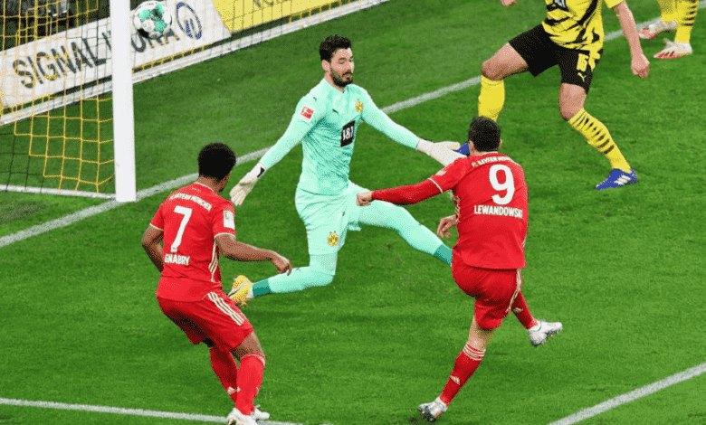 ليفاندوفسكي يضيع فرصة هدف مؤكد في مباراة بايرن ميونخ ودورتموند في الدوري الألماني