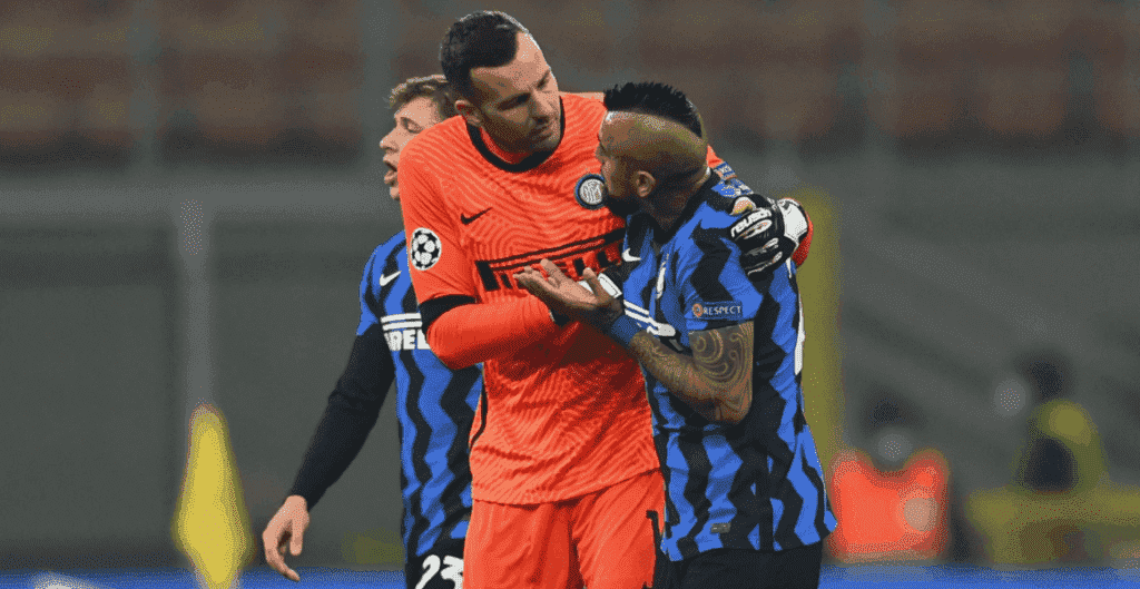 أرتورو فيدال وحارس مرمى انتر ميلان سمير هاندانوفيتش