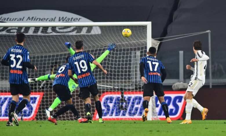 لحظة تسجيل لاعب يوفنتوس "كييزا" هدفا فى شباك اتلانتا بالدوري الايطالي (صور:AFP)