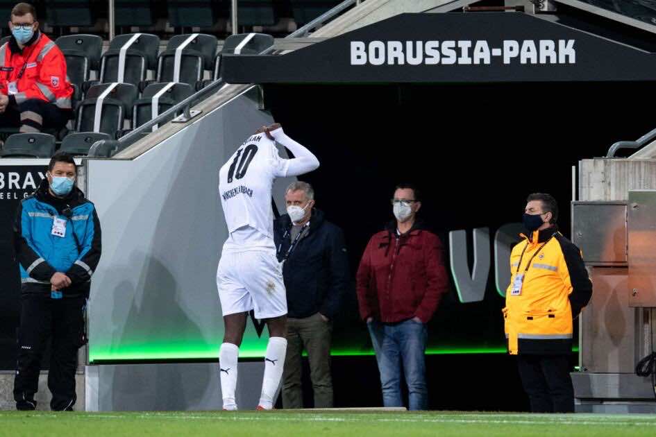 مقدمة تورام مهاجم مونشنجلادباخ يتلقى عقوبة الإيقاف ست مباريات بسبب البصق على لاعب منافس - صور Afp